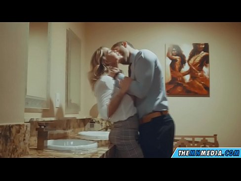 ❤️ Pamene blonde wabusty akunyengererani m'chimbudzi cha anthu onse Zolaula zamatako zolaula ny.sex-porntube.ru  ❌️